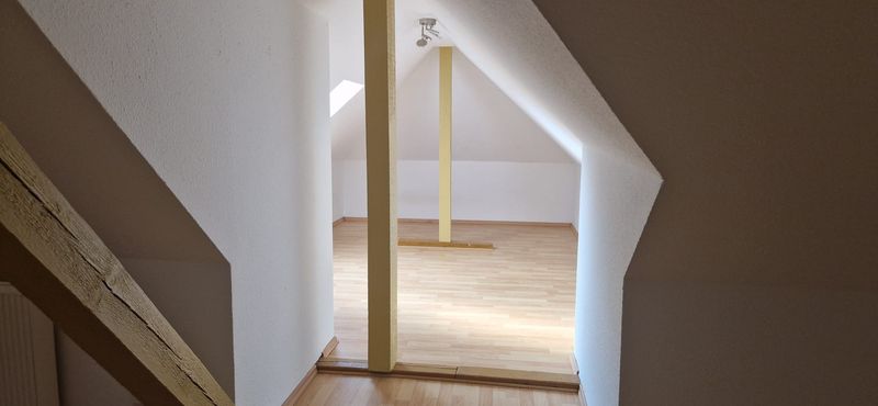 Großzügige helle 4-Raumwohnung mit ausgebautem Dachboden inmitten der Innenstadt